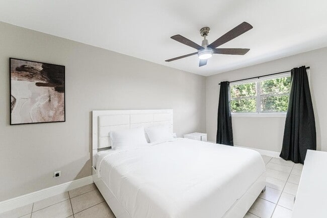 Building Photo - 1800 NW 4th Ave