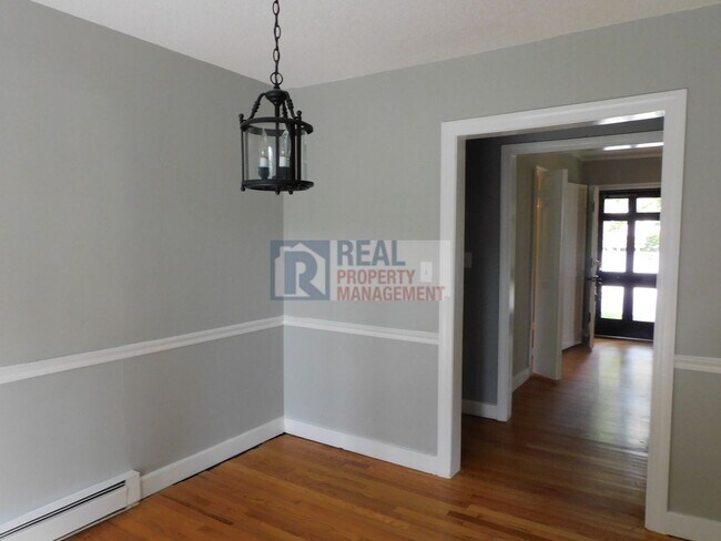 Building Photo - Irving Park Cottage 3BR/1.5BA w/1-Car Gara...