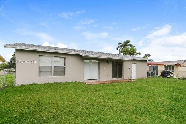 Building Photo - 9749 Sandalfoot Blvd