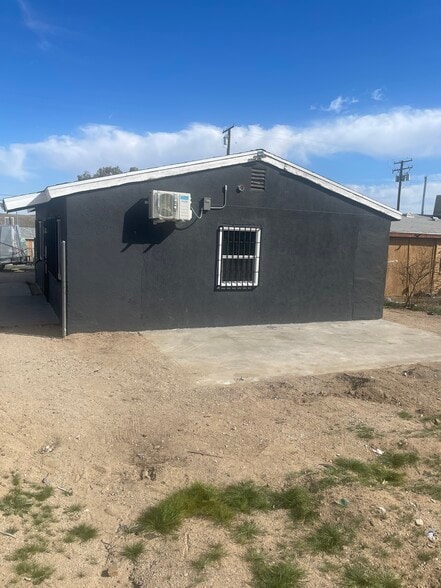 Building Photo - 1556 Riverside Dr