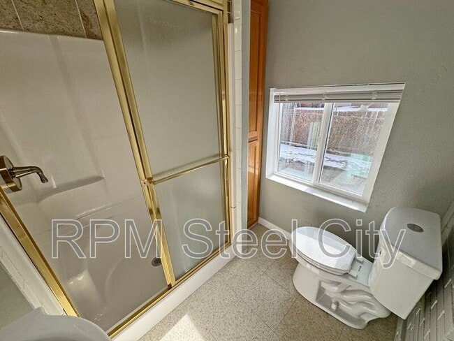 Building Photo - 1626 E Routt Ave