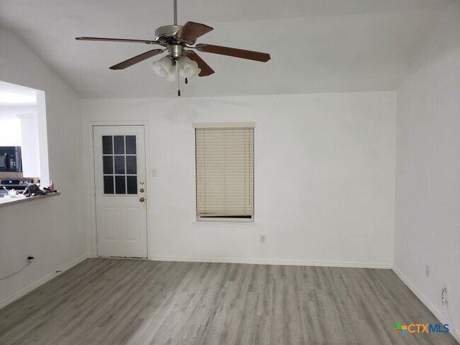 Building Photo - 1121 Dixon Cir