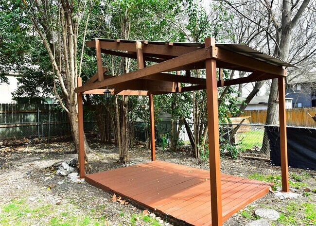 Building Photo - 410 Kenniston Dr