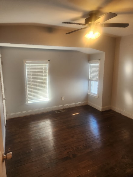 Building Photo - 948 W Main St