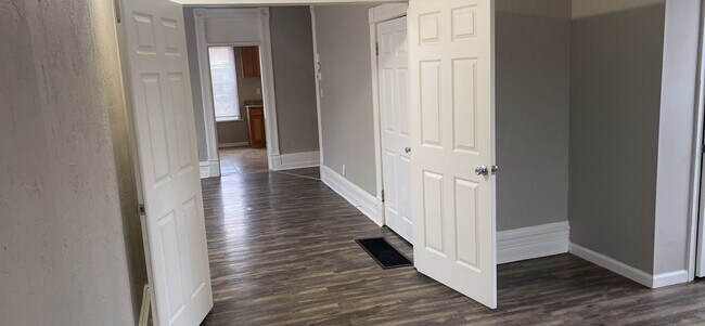 Building Photo - 107 N Second 4BR/2BA (Trenton)