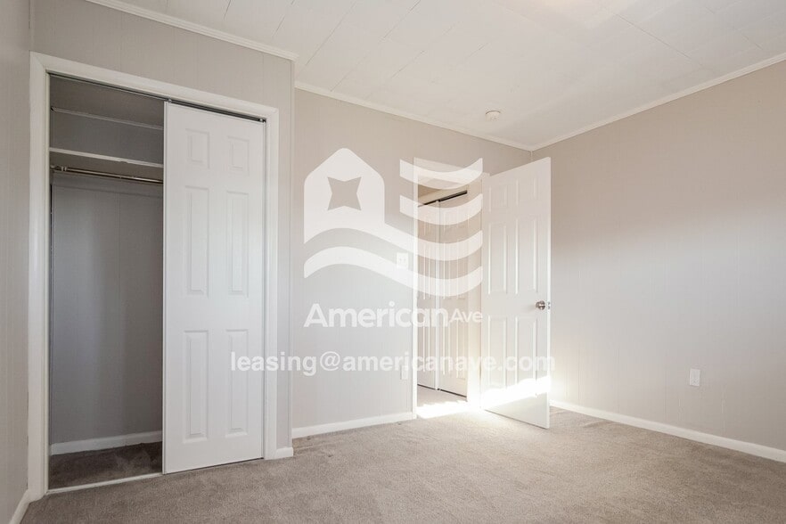 Building Photo - 1260 Summerlea Ave