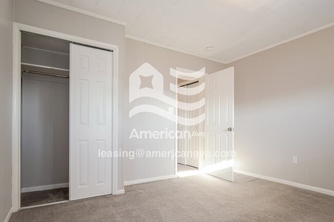Building Photo - 1260 Summerlea Ave