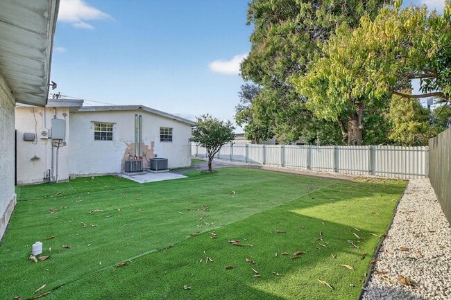 Building Photo - 108 SW 24th Ave