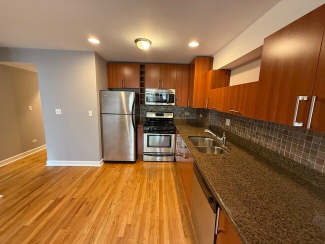 Building Photo - 6954 N Greenview Ave