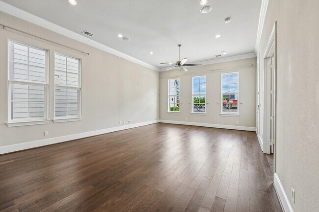 Building Photo - 708 Wooster Ln