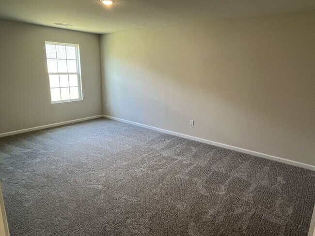 Building Photo - COMING AUGUST 2026!!! Newer 4 Bed Home in University Area