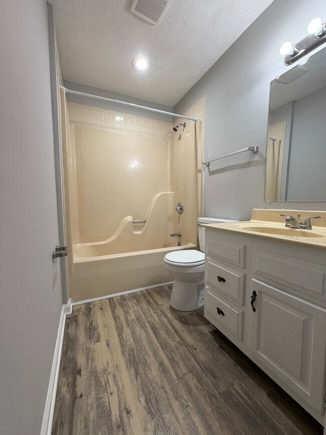 Building Photo - 416 Garden City Dr