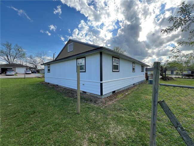 Building Photo - 851 S Jersey St