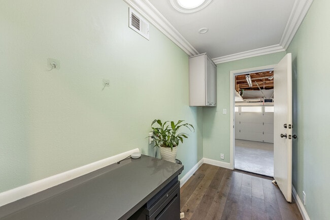 Building Photo - 685 Comet Dr