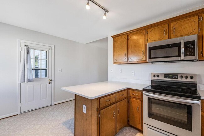 Building Photo - 4 Bedrooms/2 Bath Ranch Home!