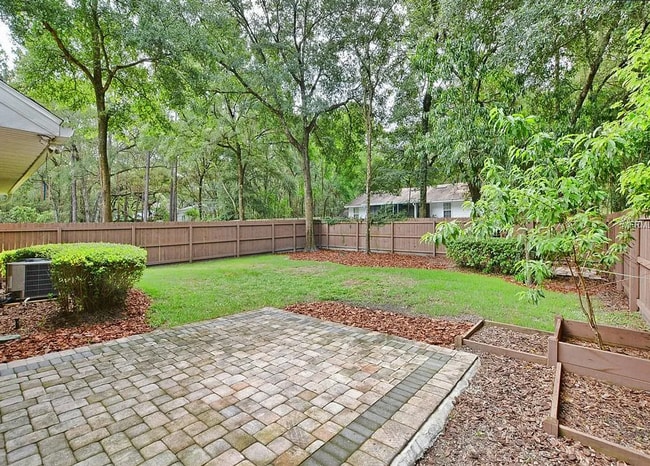Building Photo - Charming 3/2 with large fenced yard!