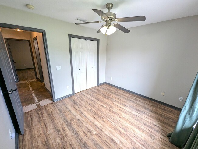 Building Photo - 1909 Sunrise Dr