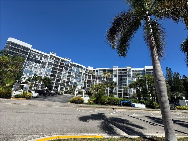 Building Photo - 1000 Parkview Dr