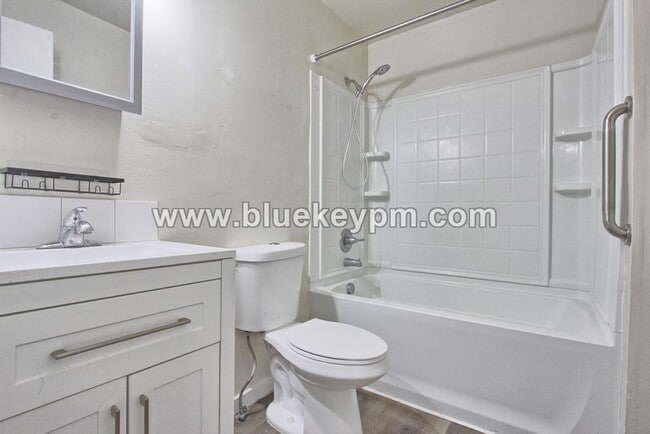 Building Photo - 2 Bed, 1 Bath Duplex Unit in Rose Village
