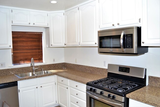 Building Photo - Charming Belmont Heights 2BD w/ Private Yard, Garage & Walk to 4th St