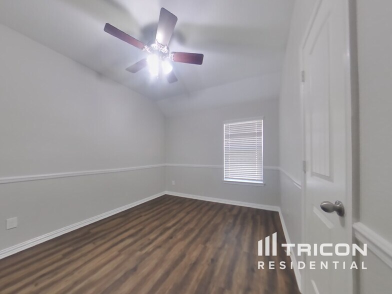 Building Photo - 560 Bromeliad Dr