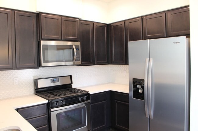 Building Photo - Move-In Ready Townhome with Open Space Vie...