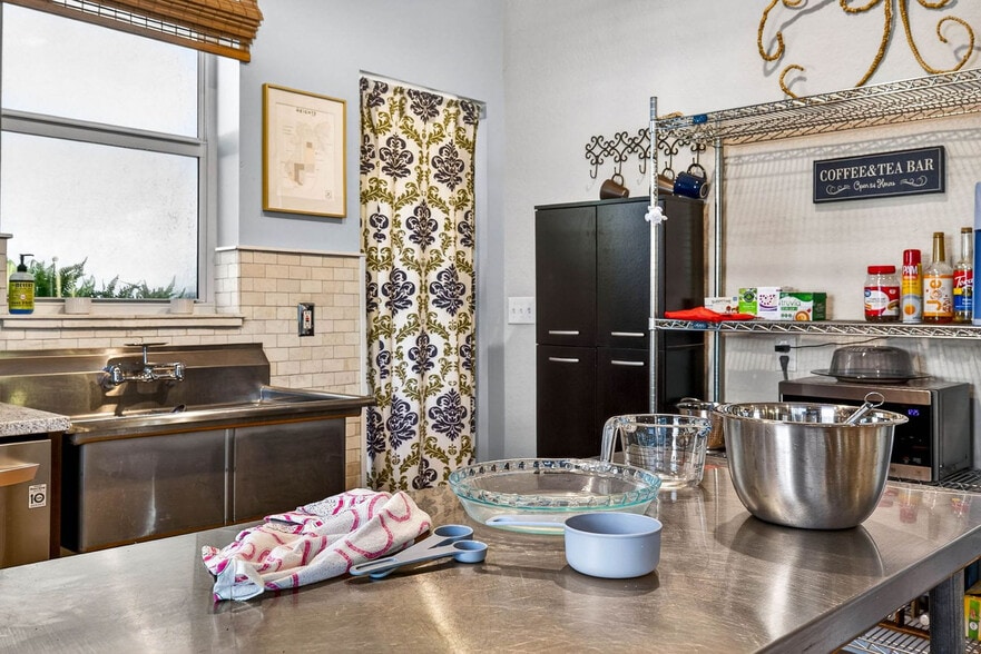 Building Photo - 2705 N Poplar Ave