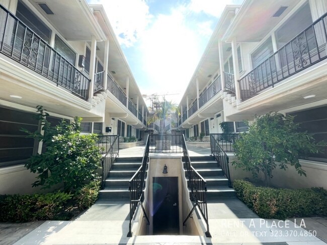 Building Photo - 425 N Oakhurst Dr