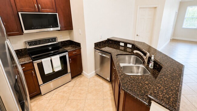 Building Photo - Annual UNFURNISHED 3-bed 2-bath condo in Stonehaven
