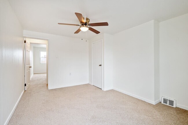 Building Photo - 2 bed 1 bath with fresh updates - great lo...