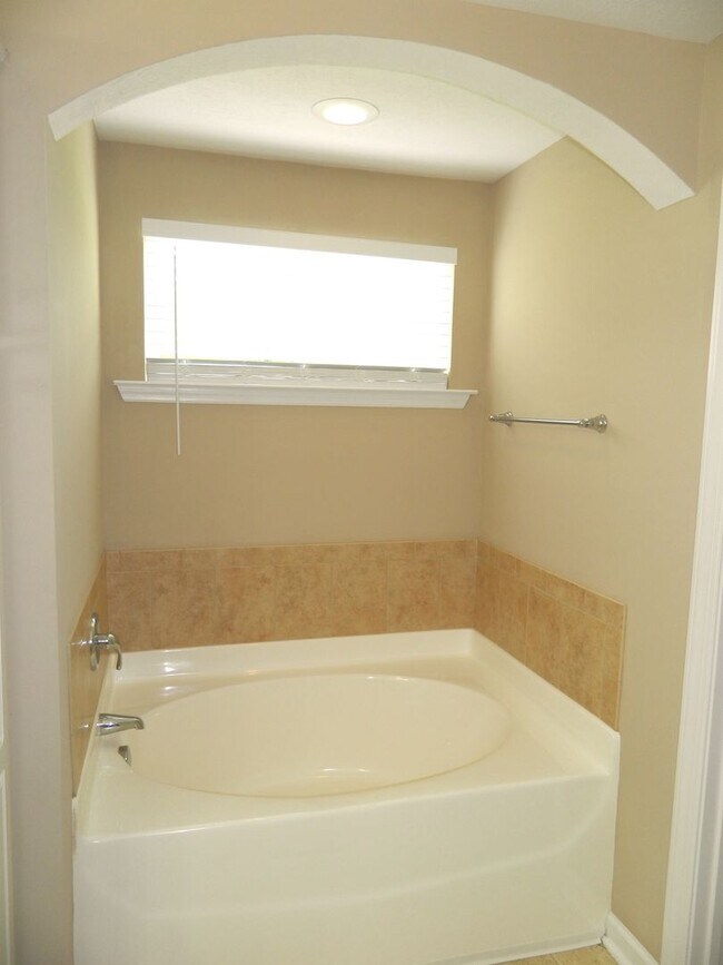 Building Photo - 498 Sebastian Dr