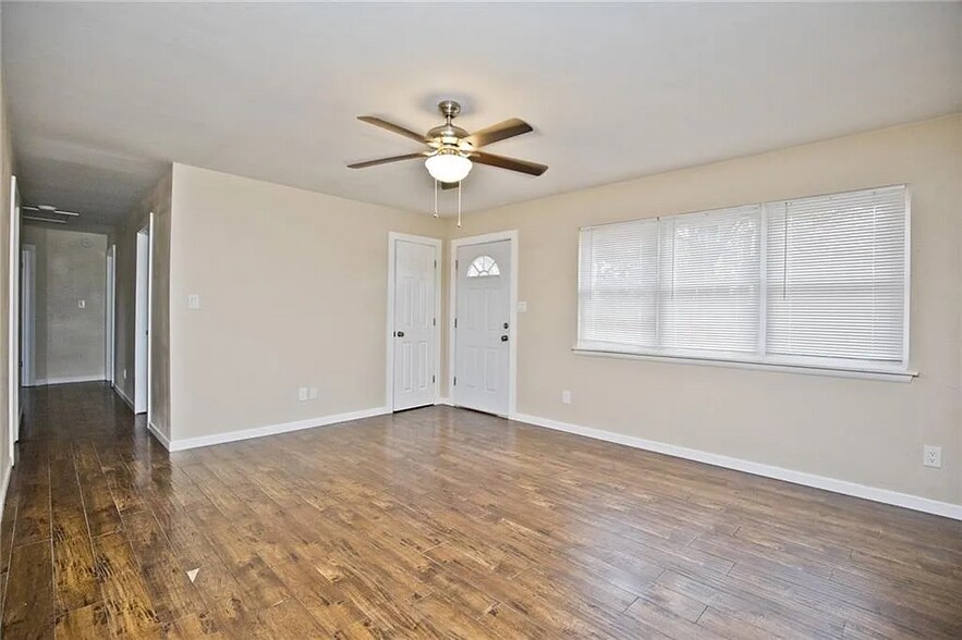 Building Photo - 2106 Dogwood Pl