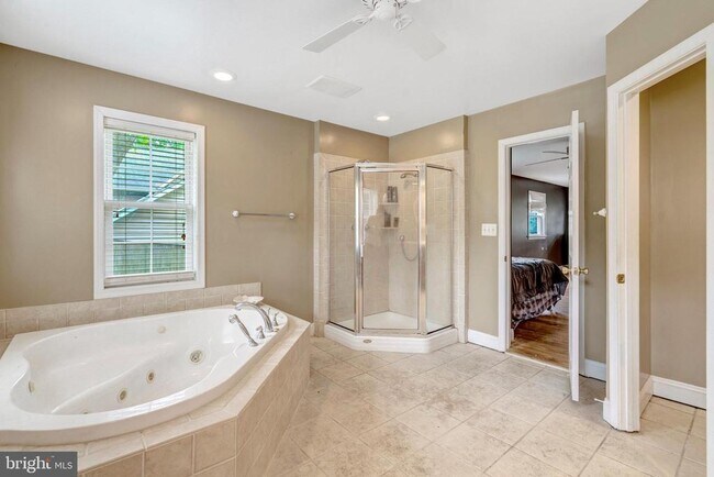 Building Photo - 4213 University Dr