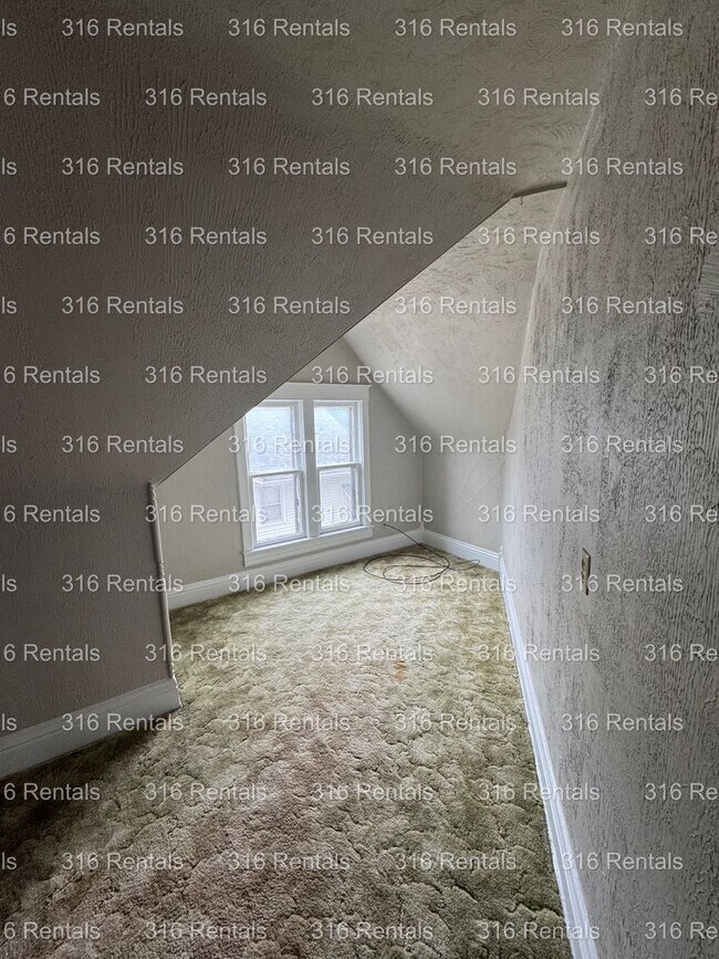Building Photo - $1200 - 4 bed 2 bath - Single Family Home