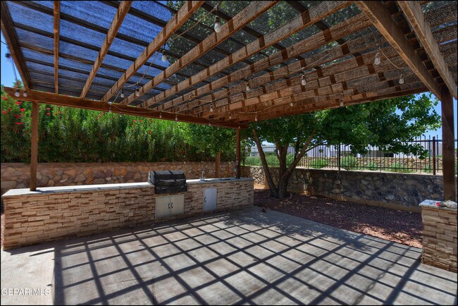Building Photo - 5649 Valley Maple Dr