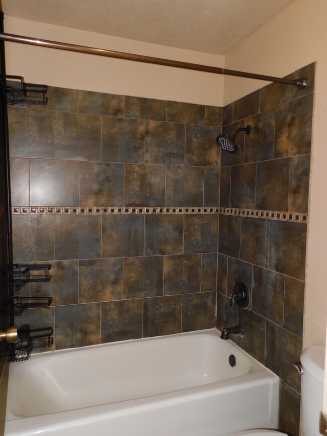 Building Photo - 4 BEDROOM HOME IN COLLEGE PARK!