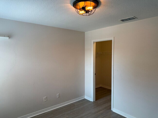 Building Photo - Come and Experience This Townhouse
