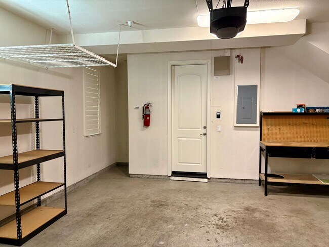 Building Photo - Spacious 4-Bedroom Townhouse
