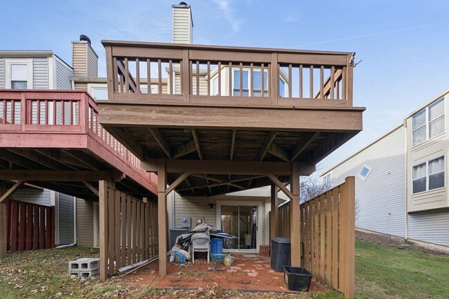 Building Photo - Welcome home to this beautifully updated end-unit townhome in the heart of Kingstowne — one of No...