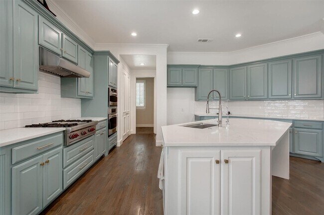 Building Photo - 921 Pine Burst Dr