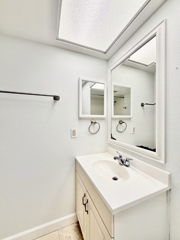 Building Photo - 2131 Ridge Rd S