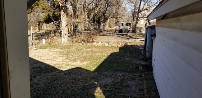 Building Photo - CLOSE TO RIVERSIDE PARK!  3br 1bath bungalow, fully remodeled with all new plank flooring, includ...