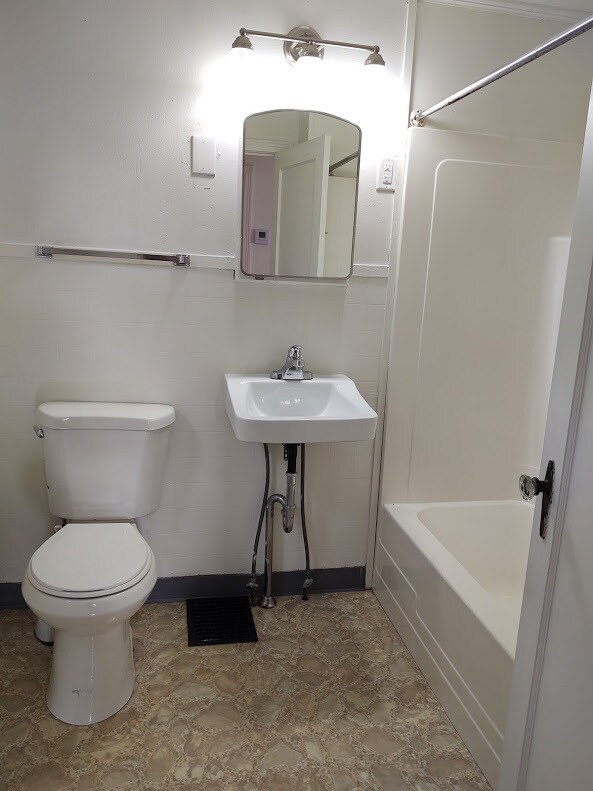 Building Photo - 712 1st St