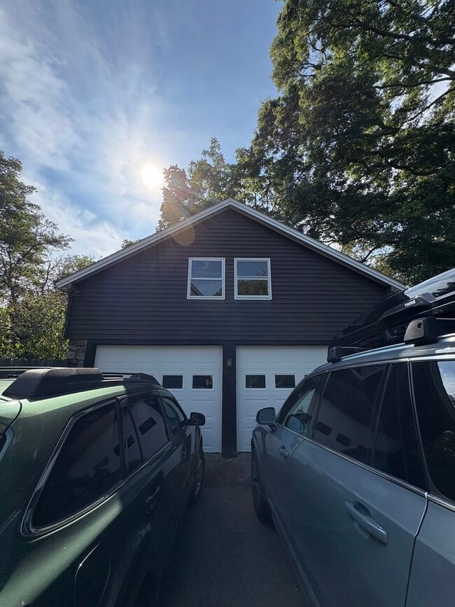 Building Photo - Cozy 3-Bedroom 1.5 -Bathroom Home with Fen...