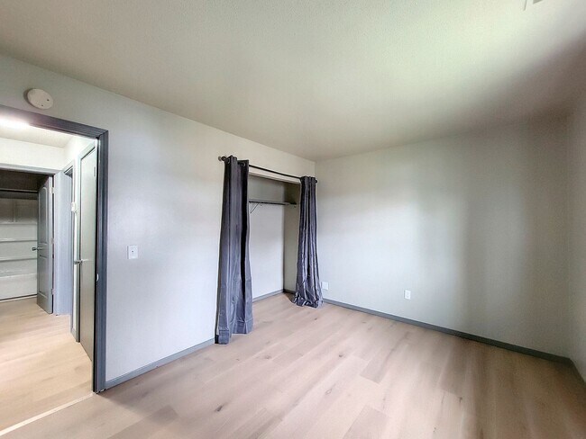 Building Photo - 303 Larson Ct