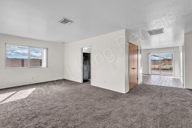 Building Photo - PET FRIENDLY CENTRALLY LOCATED ON ONE ACRE