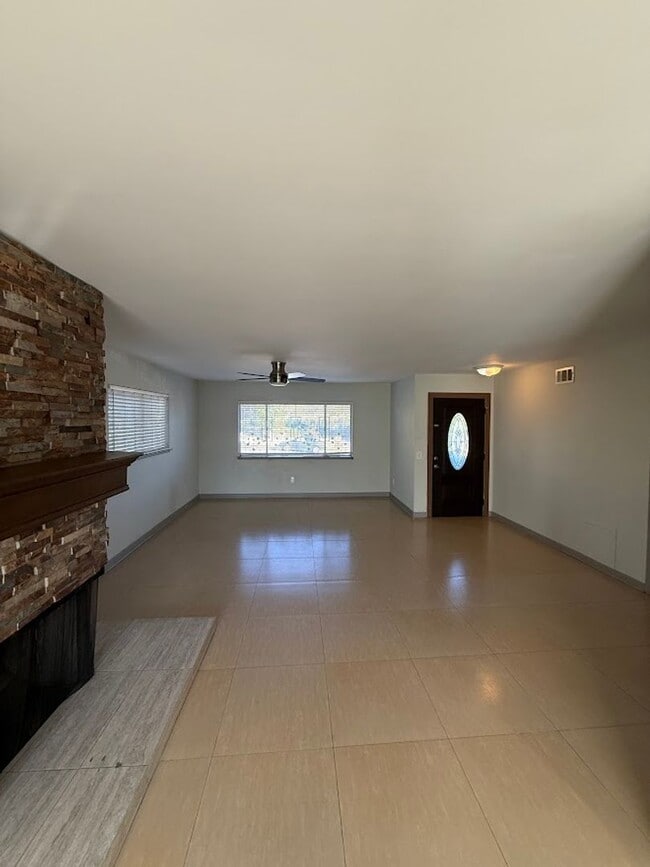 Building Photo - 3 Bedroom 2 Bathroom Granada Hills Home (Main House) Great Location!