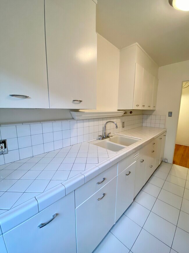 Kitchen - 1935 1/2 Palmerston Pl