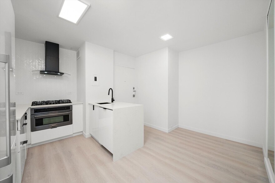 Building Photo - 247 E Chestnut St