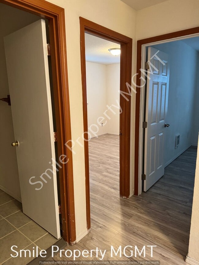 Building Photo - A nice house with 3 beds rooms and 1.5 baths.